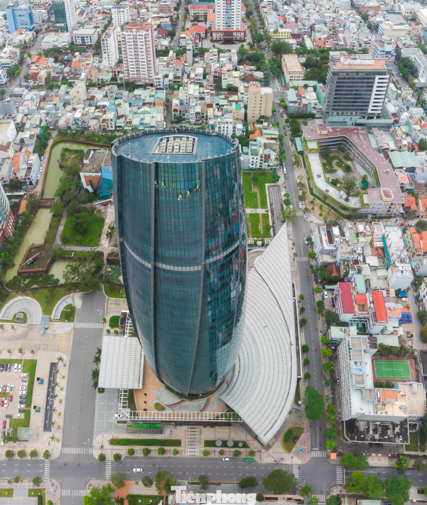 Mất gần một tháng mới hoàn thành việc lau kính cho tòa nhà. Ảnh: Nguyễn Trình.