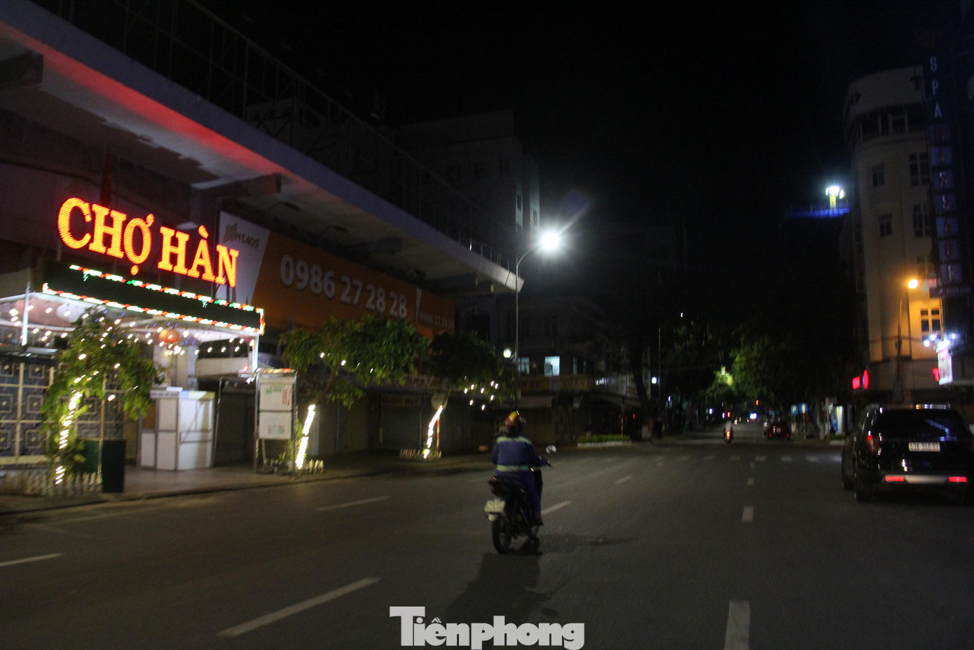 Đường Trần Phú đoạn qua chợ Hàn lác đác bóng người.