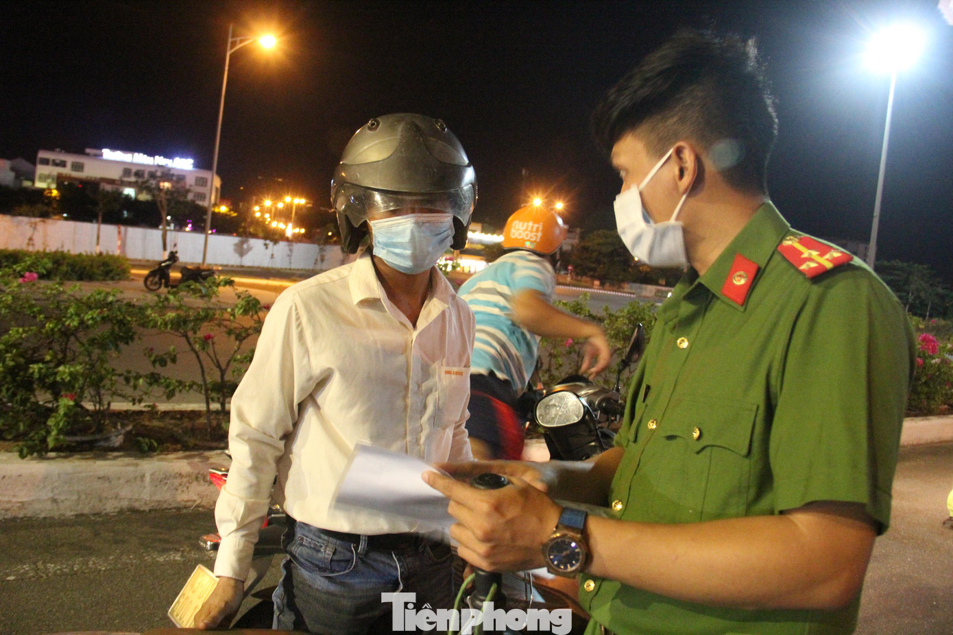 Tại cầu sông Hàn, hàng loạt xe cộ qua cầu cũng đều phải dừng lại xuất trình giấy tờ.