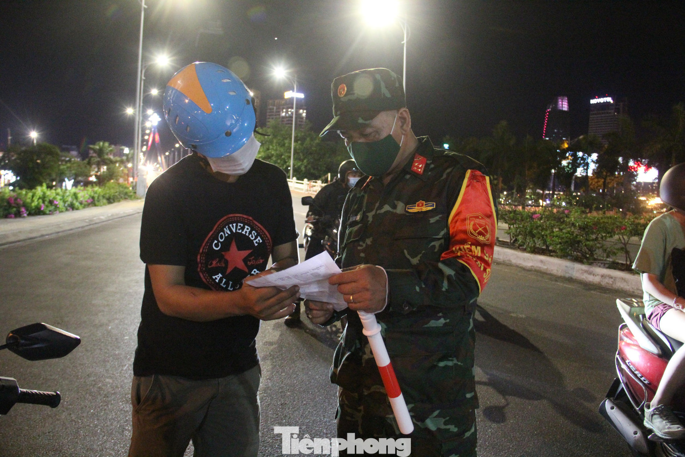 Nhiều người vừa tan ca làm, chưa biết được chỉ thị mới của thành phố được lực lượng chức năng hướng dẫn, nhắc nhở bổ sung giấy tờ theo quy định để được lưu thông.
