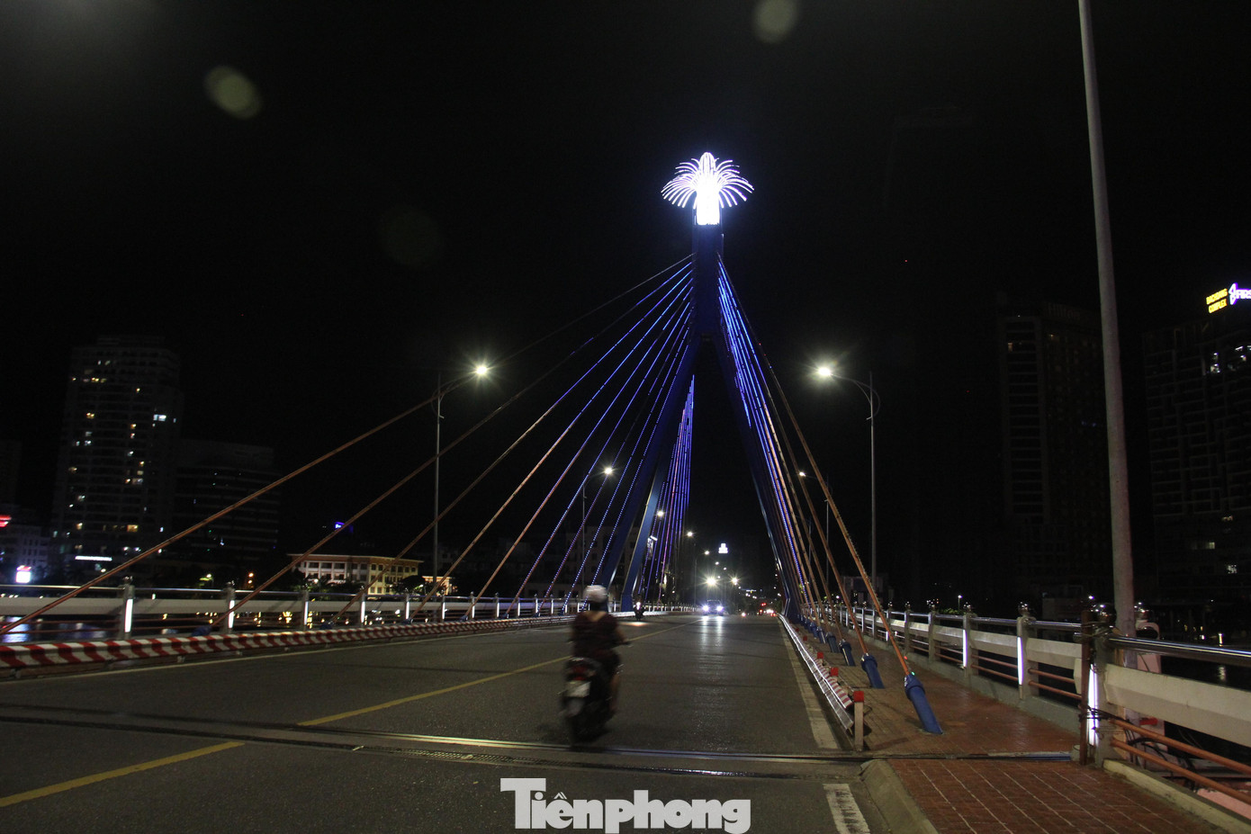 Theo Chỉ thị mới, kể từ 18h ngày 31/7, Đà Nẵng thực hiện cách ly toàn xã hội theo nguyên tắc gia đình cách ly với gia đình; tổ dân phố cách ly với tổ dân phố; thôn cách ly với thôn; xã, phường cách ly với xã, phường; quận, huyện cách ly với quận, huyện.