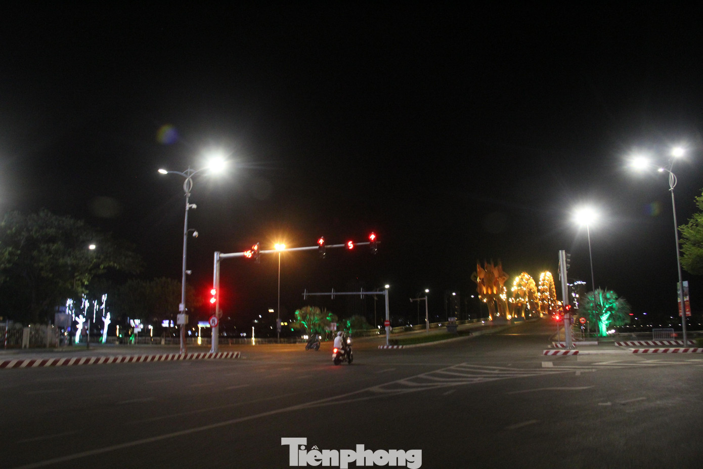 Mọi người dân không được ra khỏi nhà. Chỉ được phép ra khỏi nhà trong những trường hợp đi mua lương thực, thực phẩm; cấp cứu, khám chữa bệnh, xét nghiệm SARS-CoV-2…; làm việc tại công sở, tác nghiệp báo chí; làm việc tại các cơ sở kinh doanh, dịch vụ được phép hoạt động; điều khiển phương tiện vận chuyển hàng hóa thiết yếu; thực hiện nhiệm vụ vệ sinh môi trường, xử lý sự cố điện, nước, hệ thống hạ tầng kỹ thuật thông tin, phòng chống dịch.