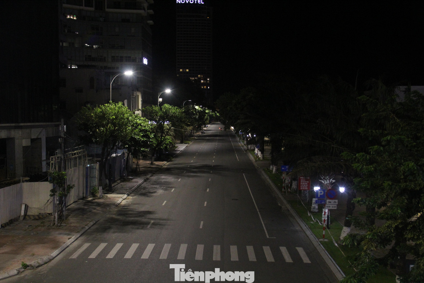 Các tuyến đường trung tâm thành phố đìu hiu.