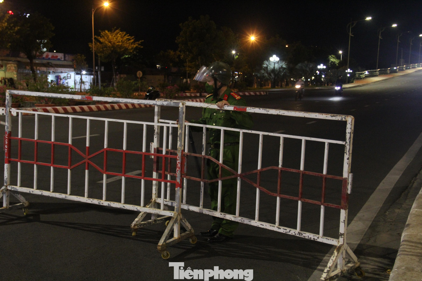 Lực lượng chức năng kéo barie lập chốt tại đầu cầu Rồng (quận Sơn Trà).
