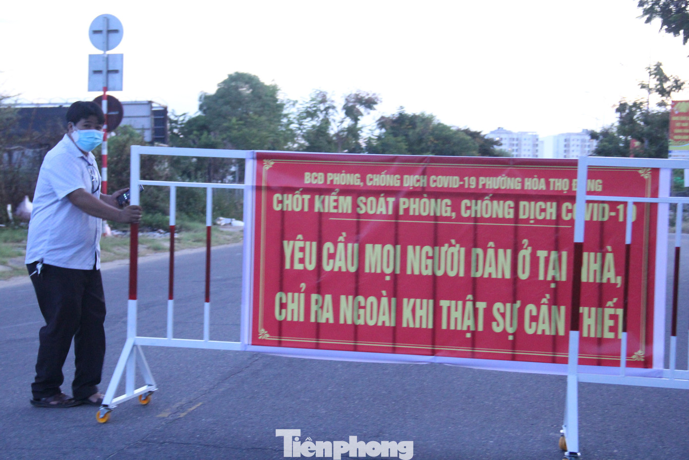 Sau 18h ngày 31/7, rất nhiều chốt được thiết lập trên các tuyến đường. Tại chốt kiểm tra trên đường Thăng Long, lực lượng chức năng phường Hòa Thọ Đông (quận Cẩm Lệ) cho hay đây là một trong 3 chốt trên địa bàn phường. Lực lượng chức năng sẽ kiểm tra giấy ra đường của người dân khi lưu thông qua chốt.