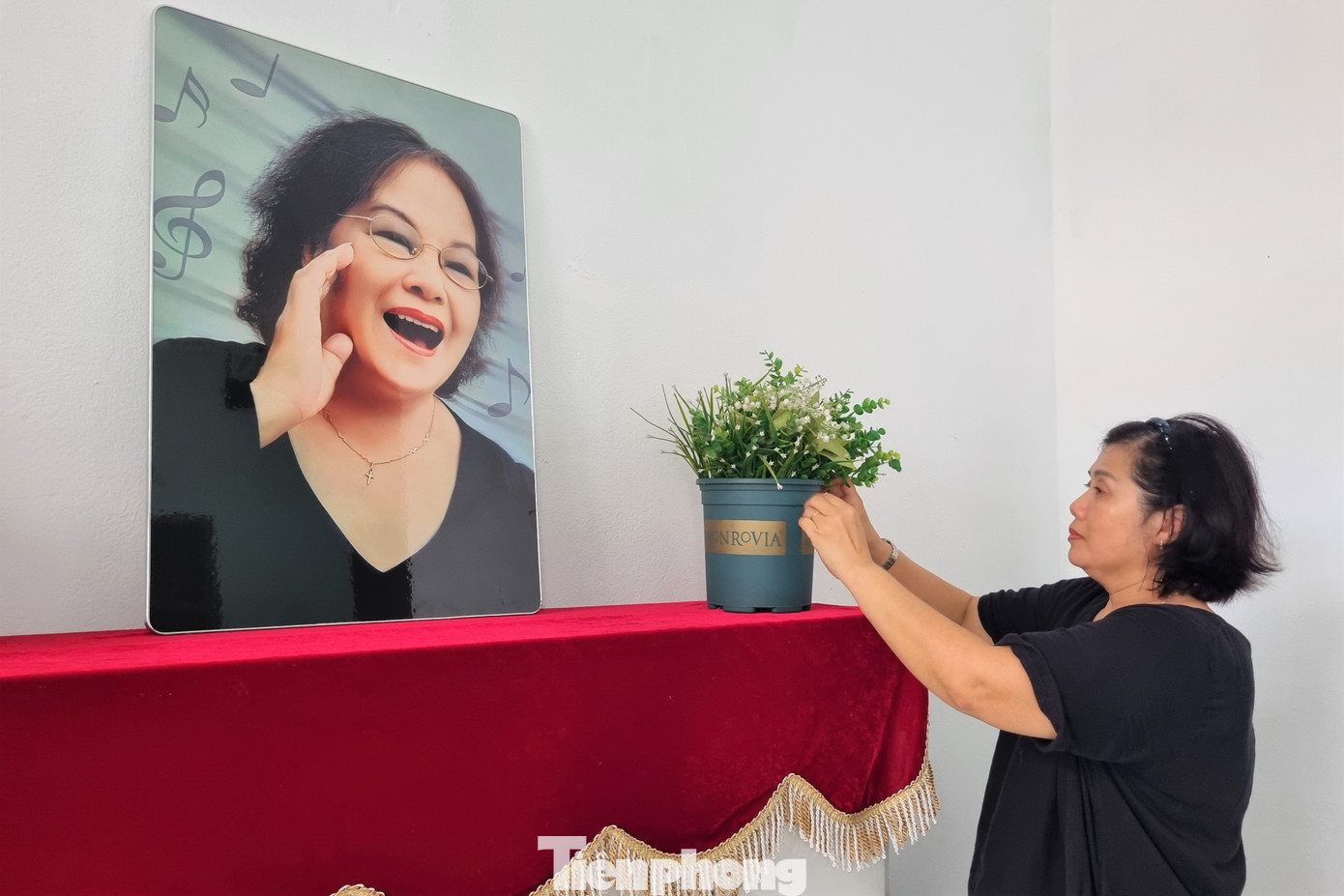 Một góc trong Trung tâm nghệ thuật tình thương Đà Nẵng đặt bức ảnh của "mẹ đẻ" Tường Vi. Một góc trong Trung tâm nghệ thuật tình thương Đà Nẵng đặt bức ảnh của "mẹ đẻ" Tường Vi.