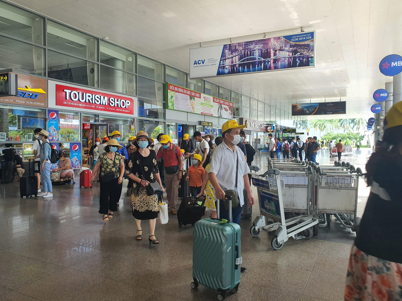 Đà Nẵng đang điều tra các trường hợp liên quan đến hai chuyên gia Trung Quốc, đặc biệt là hành khách đi cùng chuyến bay đến Đà Nẵng. Trong ảnh: Hành khách đến Đà Nẵng dịp lễ 30/4-1/5.