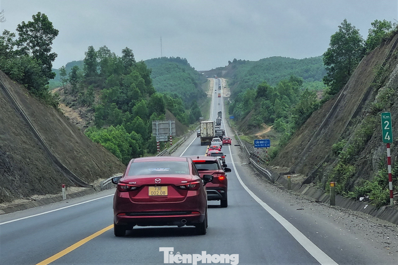 Xe nối đuôi san sát. Một số đoạn quy định tốc độ tối thiểu 60km/h nhưng trên thực tế, xe chạy rất chậm do quá đông.