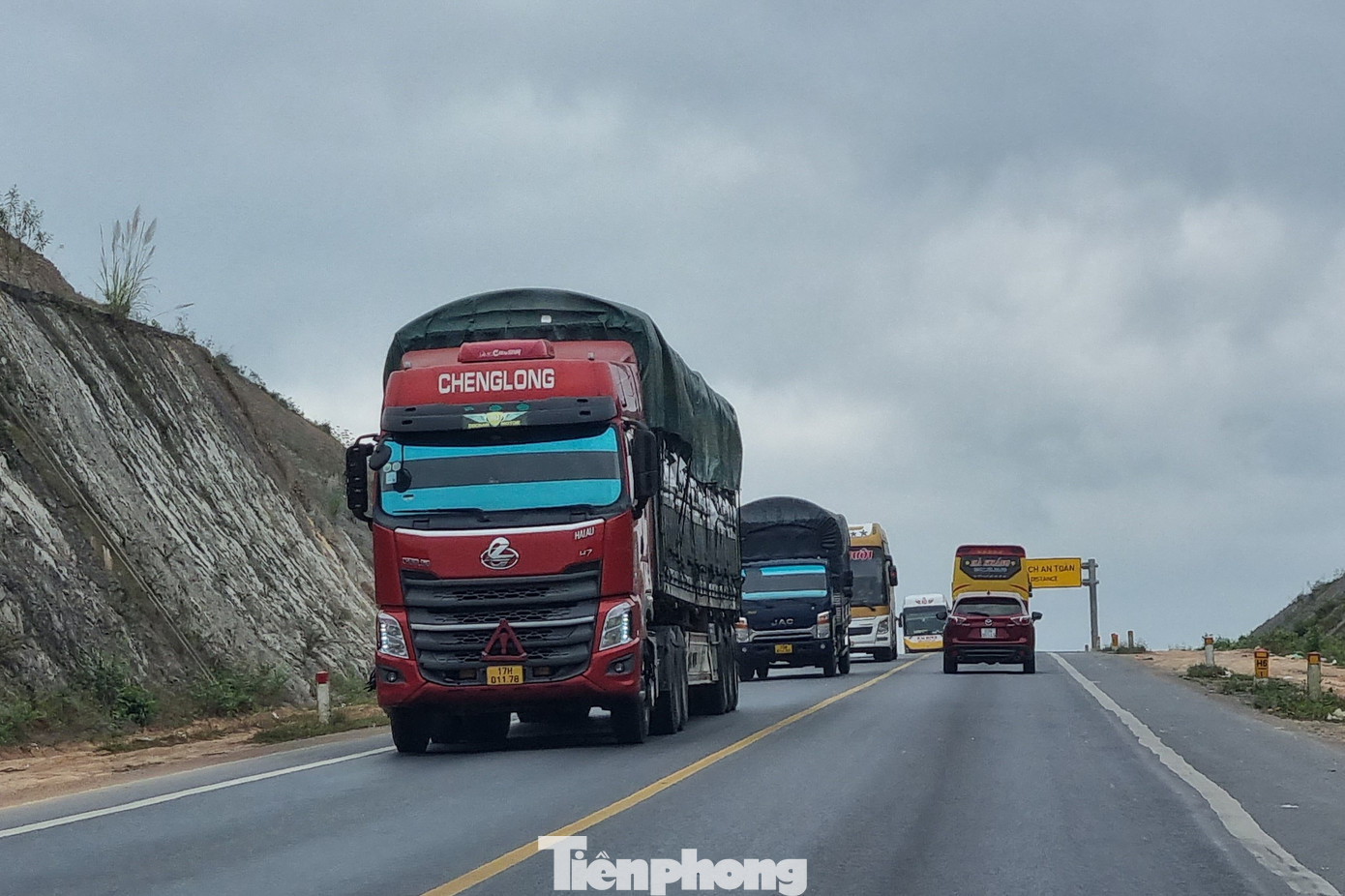 Xe cộ chạy nối đuôi nhau trên cao tốc.