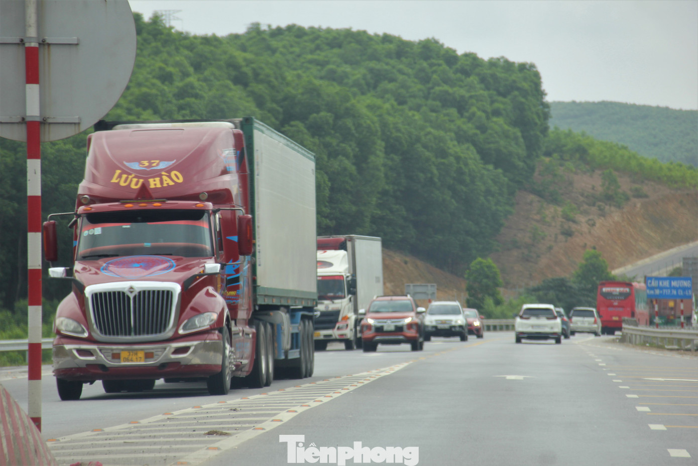 Xe cộ chạy nối đuôi nhau trên cao tốc.