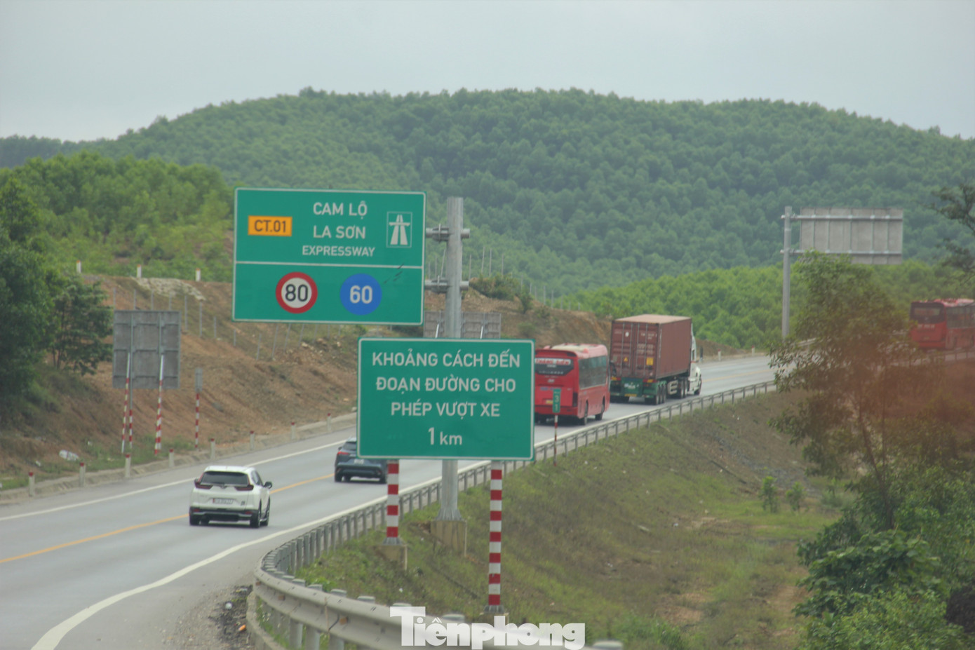 Xe cộ đông đúc, chạy tốc độ không đều, đường lại nhiều khúc cua, đồi dốc nên các tài xế rất khó vượt.