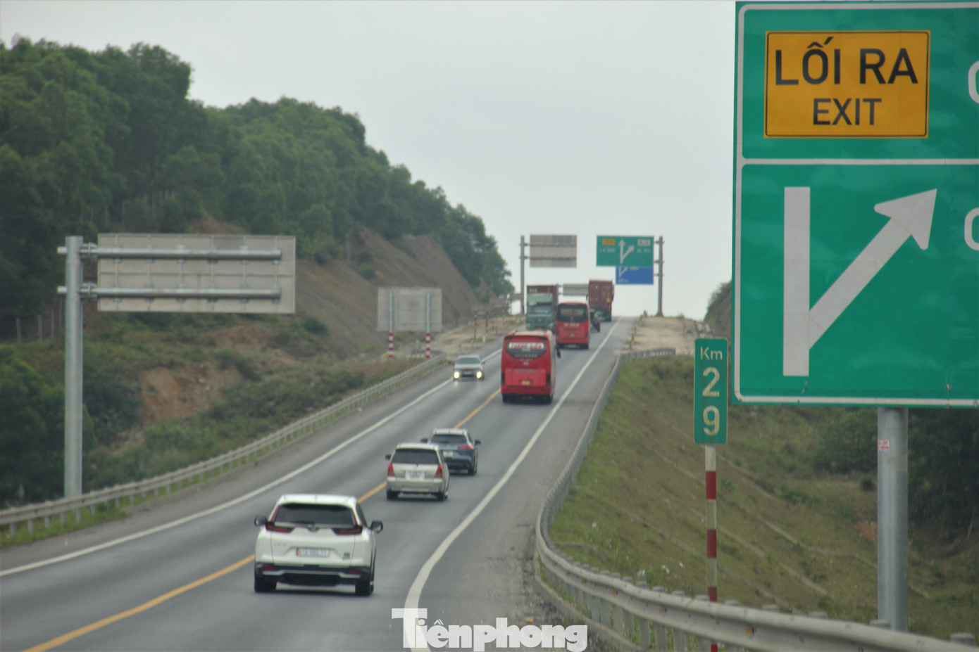 Đến cuối chiều mùng 8 Tết, cao tốc từ Quảng Trị vào Đà Nẵng vẫn nhộn nhịp.