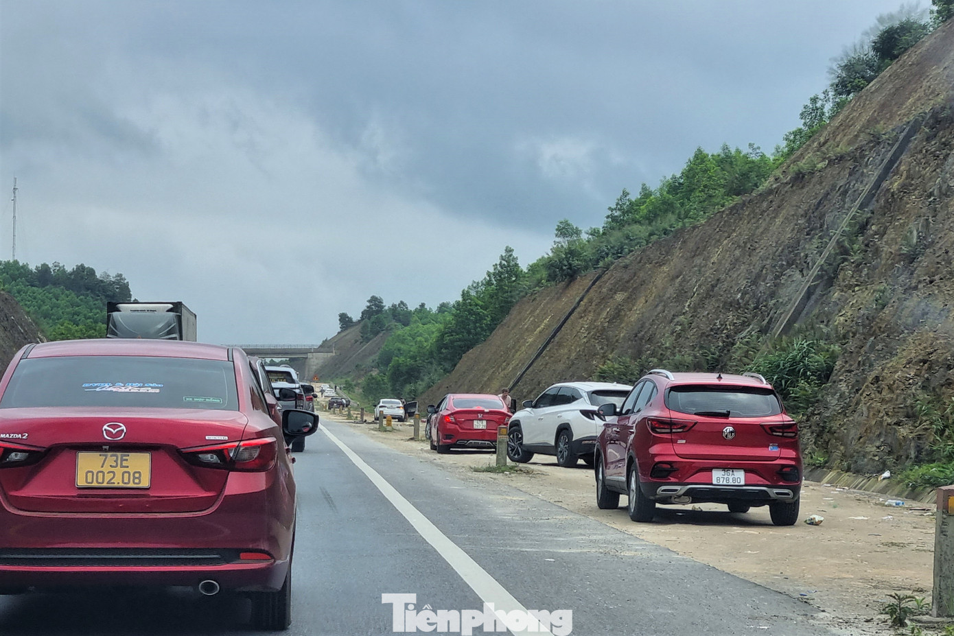 Một đoàn xe từ phía Bắc vào dừng nghỉ bên đường.