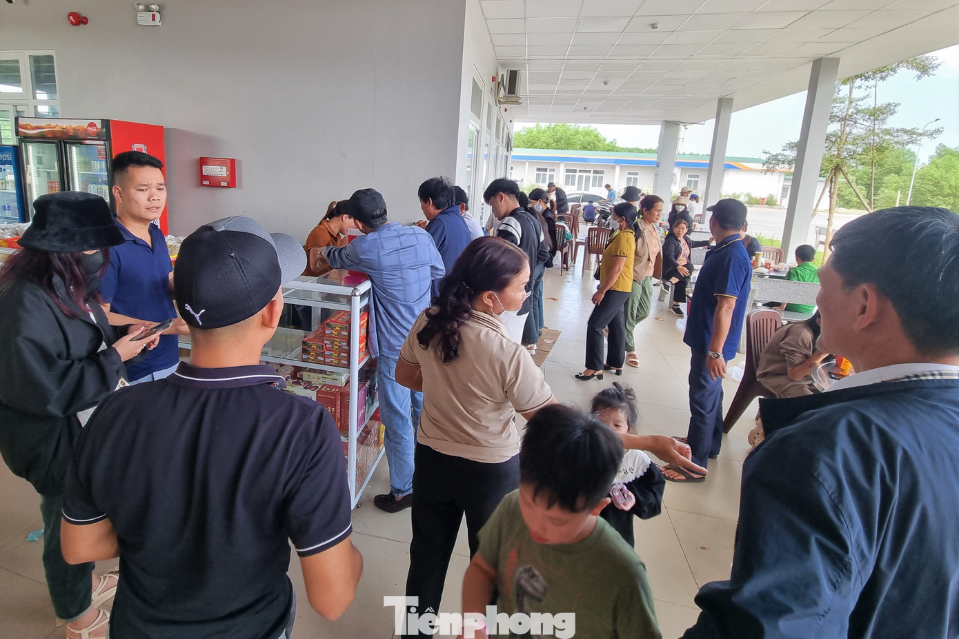 Một trạm nghỉ chân trên cao tốc đông kín người và phương tiện.