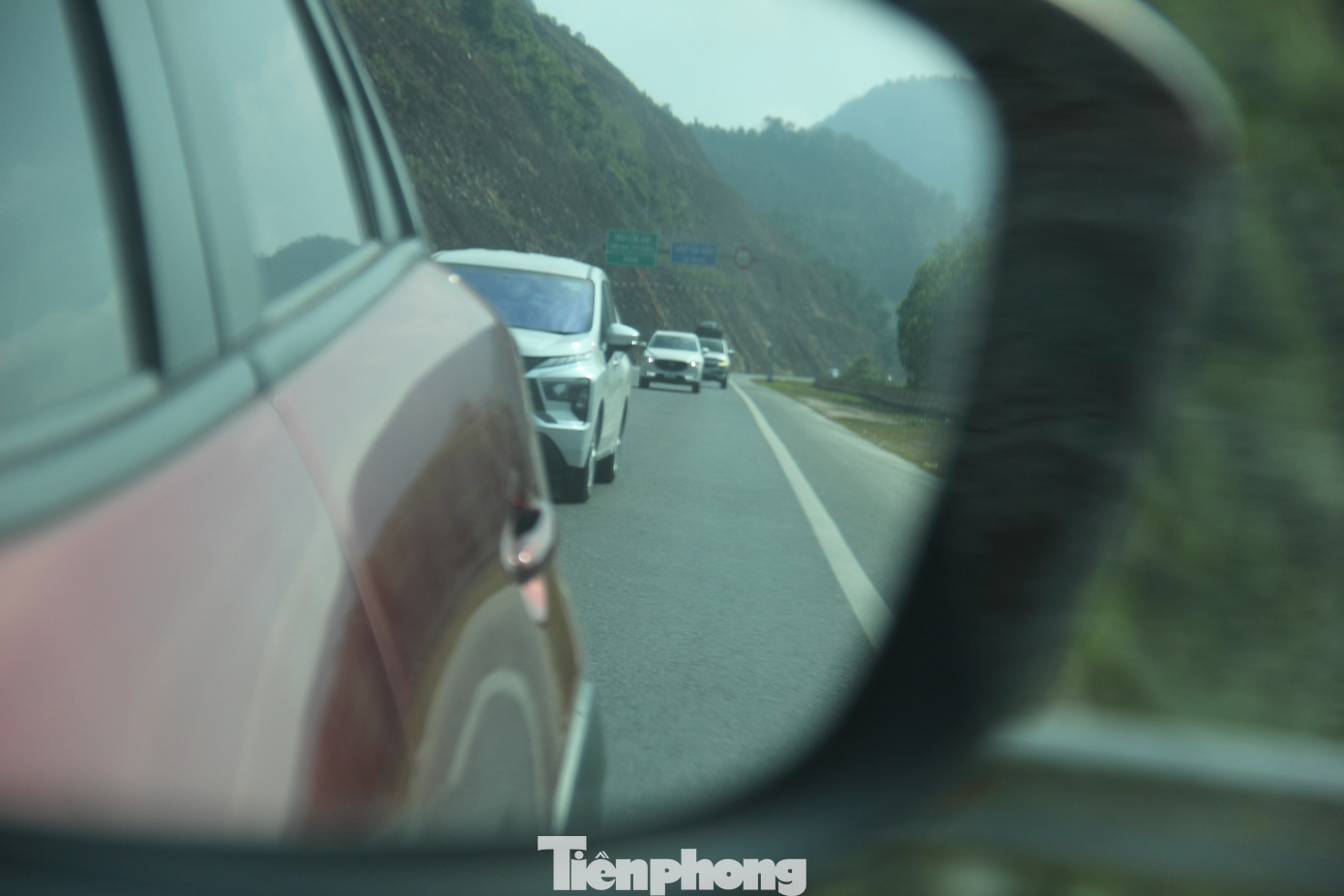 Đoàn xe liên tục đổ về cao tốc từ sáng tới trưa. Anh Hồ Quang (quê Nghệ An) cho hay, nếu đi quốc lộ, anh vừa tốn phí vừa dừng đèn đỏ rất mất thời gian. Hơn nữa đi tuyến cao tốc này, anh sẽ vào tiếp cao tốc Đà Nẵng - Quảng Ngãi rất thuận lợi.