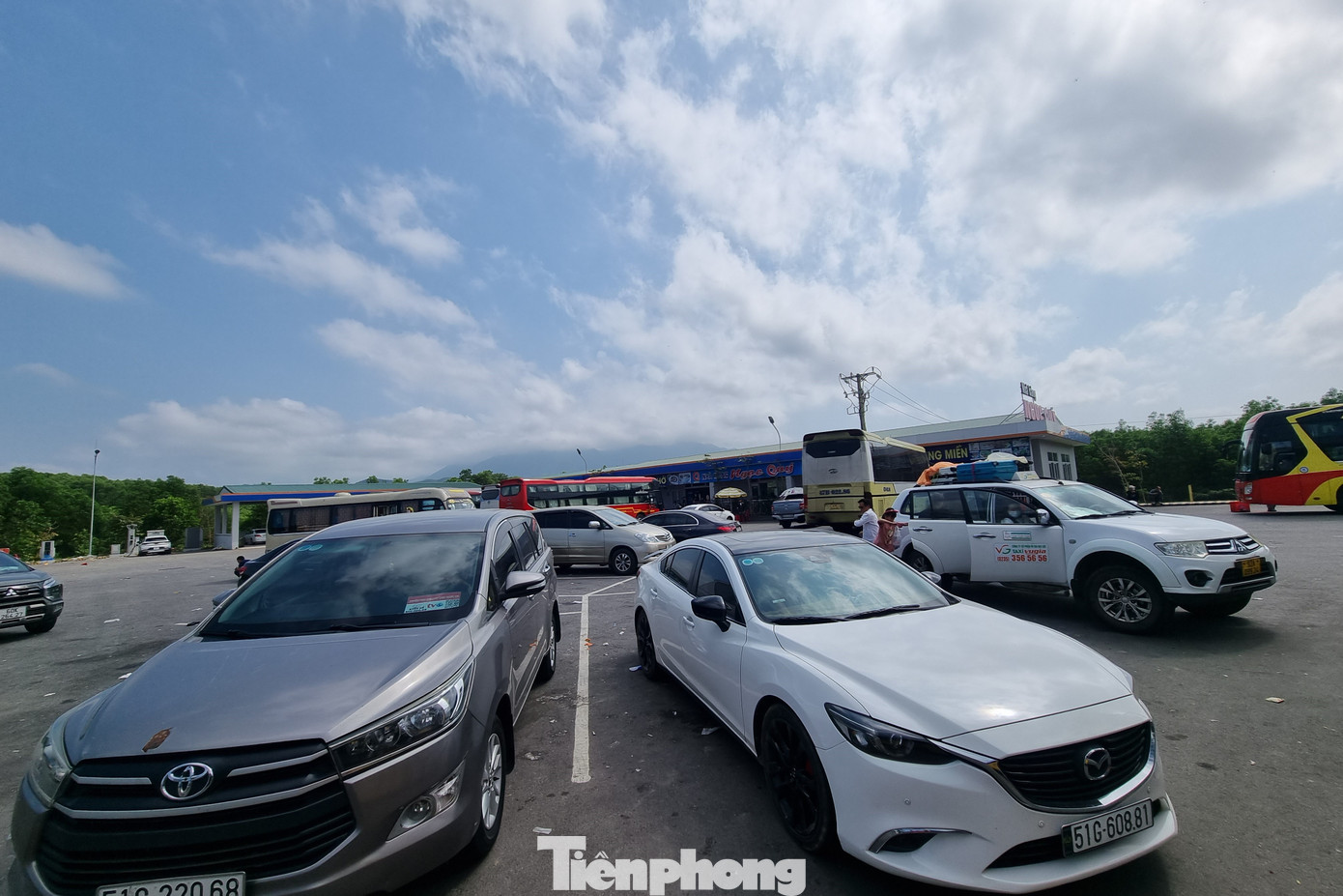 Một trạm nghỉ chân trên cao tốc đông kín người và phương tiện.