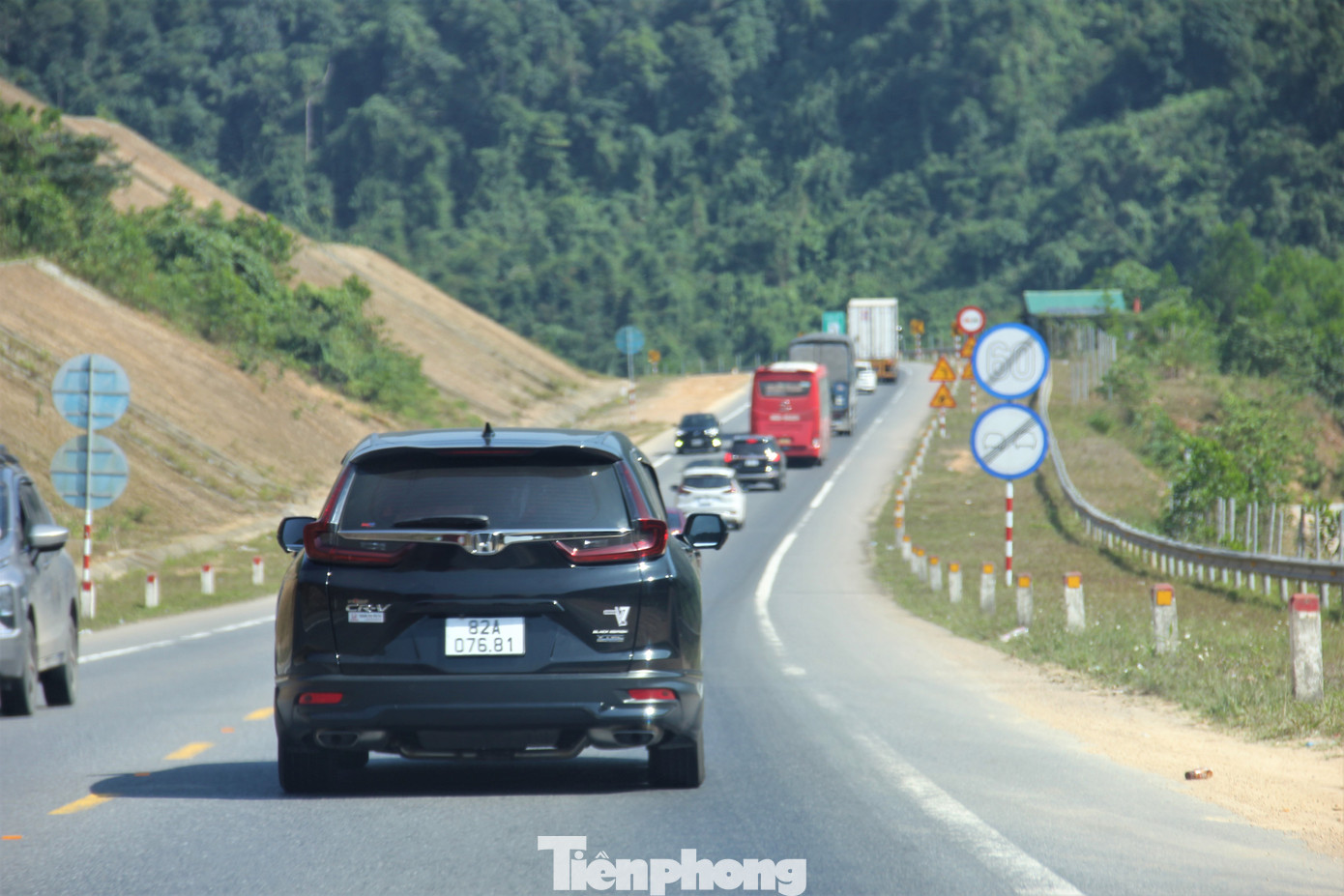 Hướng Bắc vào Nam, xe cộ nối đuôi nhau. Chị Nguyễn Thị Hồng Anh (quê Quảng Bình) cho hay cơ quan chị bắt đầu làm việc vào ngày 15/2, nhưng chị xin nghỉ Tết thêm 2 ngày và đến cuối tuần mới quay trở lại Đà Nẵng làm việc.