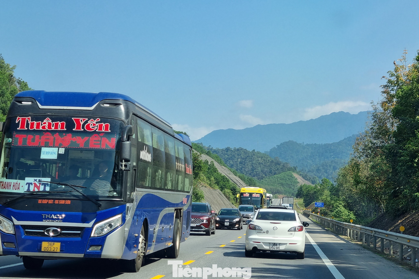 Xe cả hai chiều đều đông. Hướng từ Nam ra Bắc phần lớn là xe khách, xe chở hàng hóa.