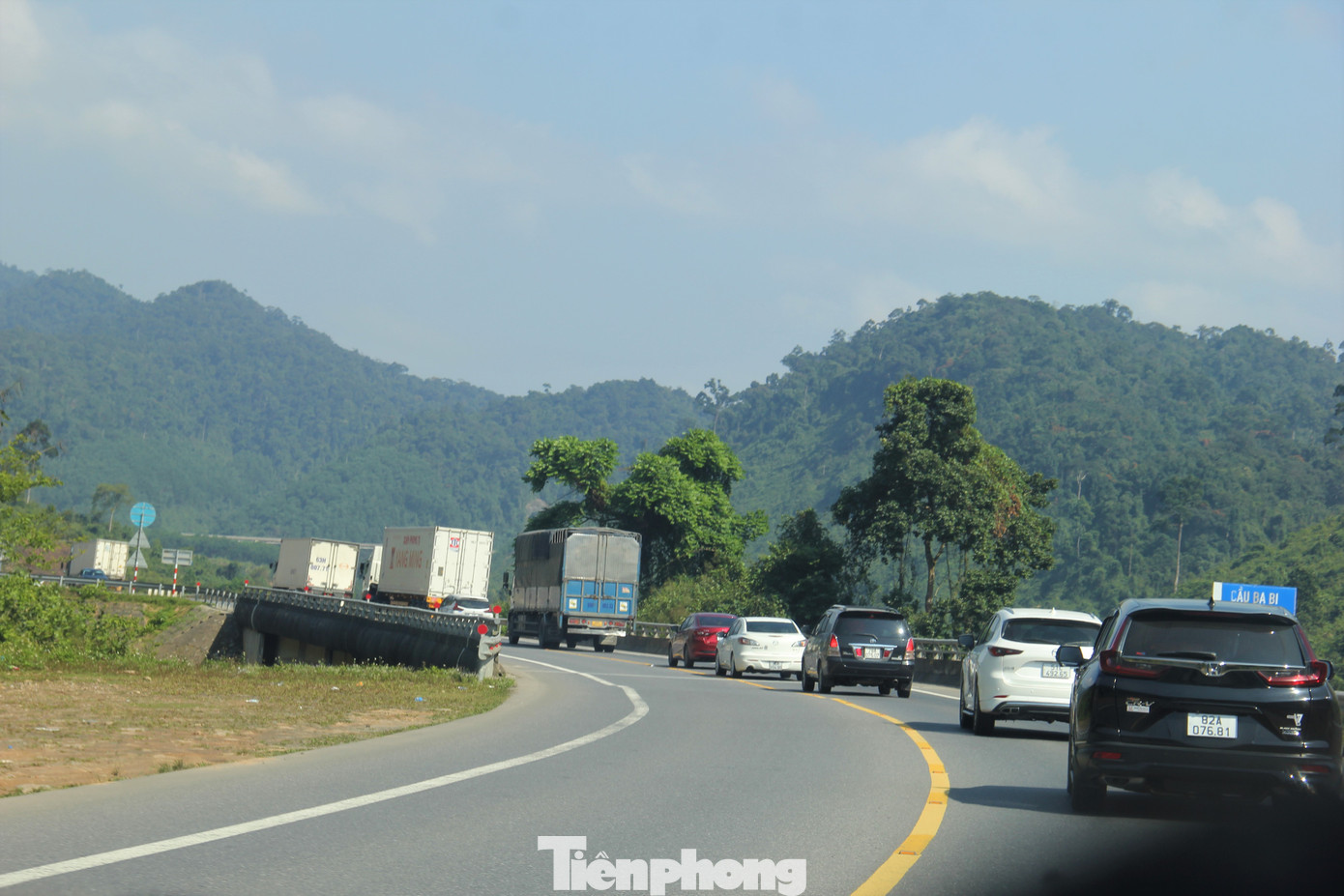 Đoàn xe nối nhau qua khúc cua.