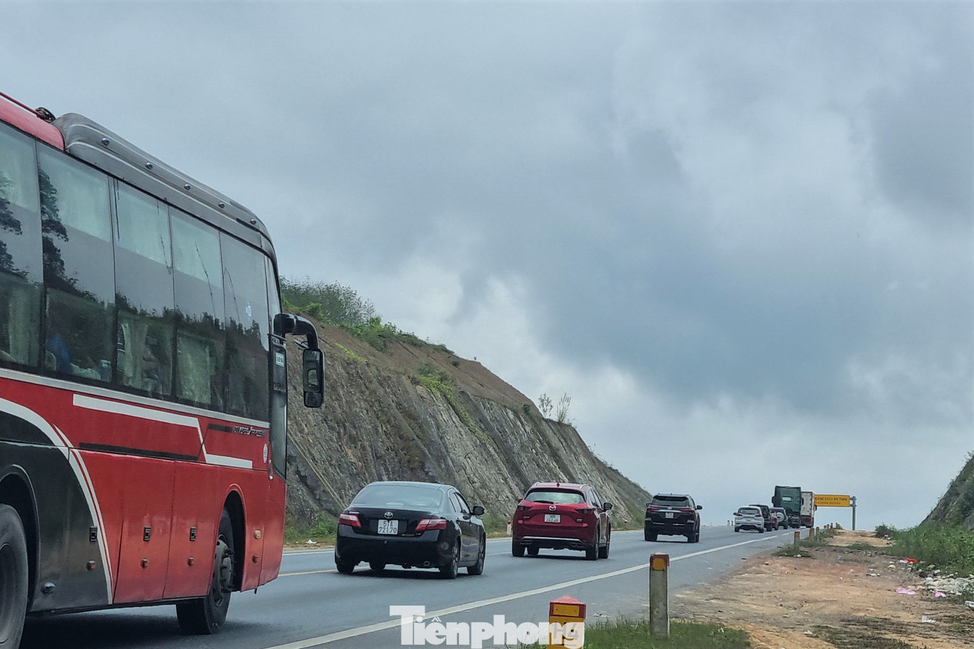 Xe cộ chạy nối đuôi nhau trên cao tốc.