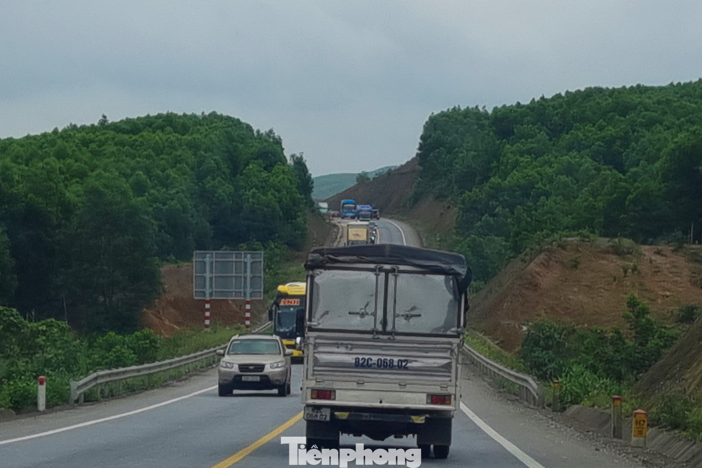 Xe cộ chạy nối đuôi nhau trên cao tốc.