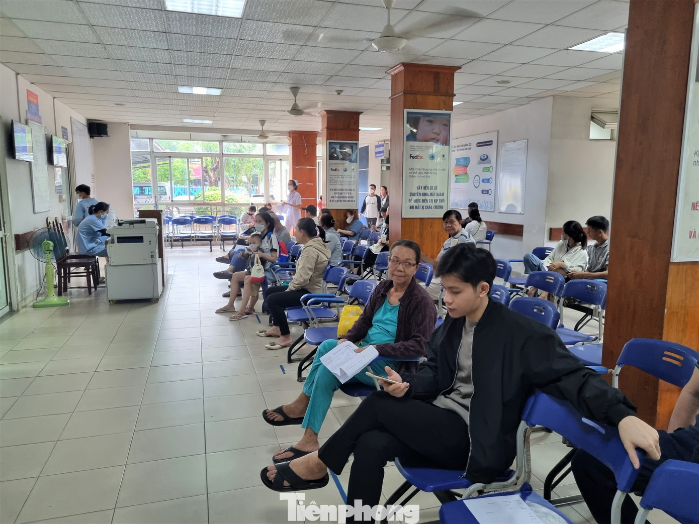 Người dân chờ khám bệnh tại Bệnh viện Mắt Đà Nẵng. Người dân chờ khám bệnh tại Bệnh viện Mắt Đà Nẵng.