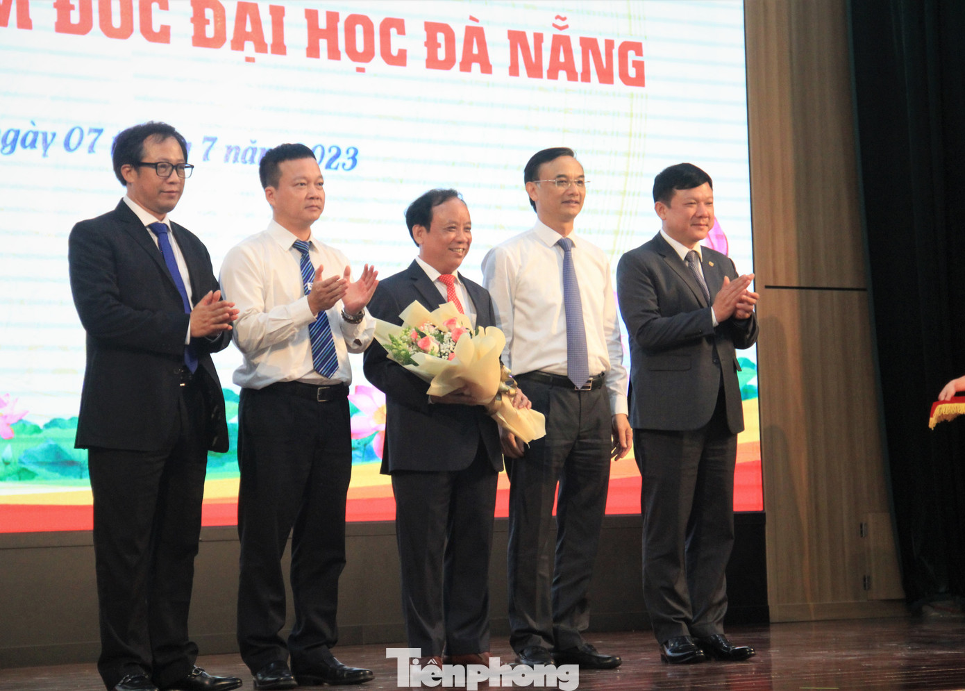 PGS.TS. Nguyễn Ngọc Vũ coi đây là vinh dự và cũng là trách nhiệm lớn lao để phát triển ĐH Đà Nẵng hơn nữa. PGS.TS. Nguyễn Ngọc Vũ coi đây là vinh dự và cũng là trách nhiệm lớn lao để phát triển ĐH Đà Nẵng hơn nữa.