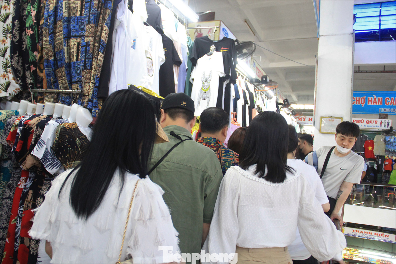 Khách đông đúc, chen nhau từng bước trên hàng quần áo.