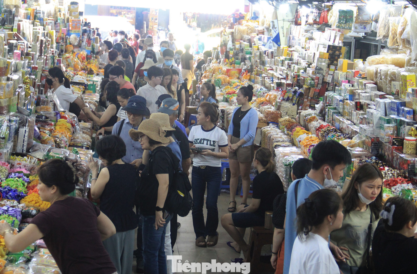 Mọi lối đi trong chợ kín du khách, có lúc phải nhích từng bước chân. Theo ông Thành, mỗi ngày chợ đón khoảng 10.000 người, chủ yếu là du khách quốc tế đến từ Hàn Quốc, Thái Lan… số lượng khách ngang với thời điểm trước dịch COVID-19.