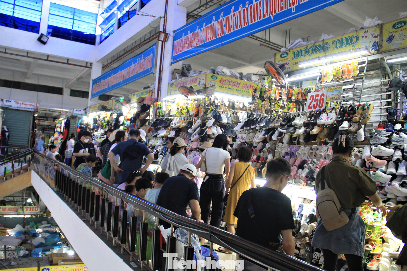 Hàng giày dép kín khách tới xem.