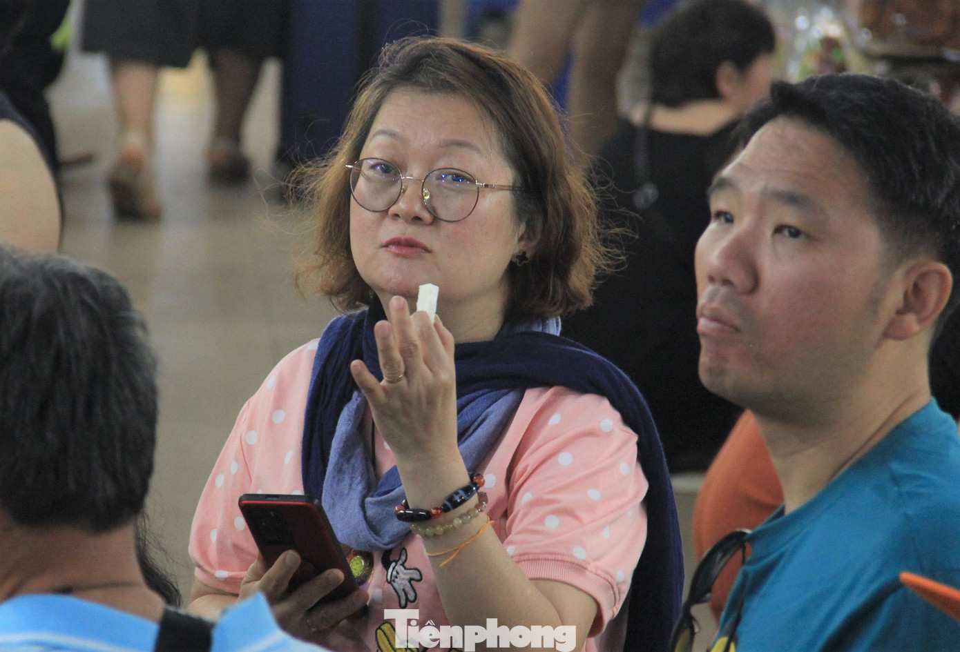 Du khách ăn thử đặc sản miền Trung.