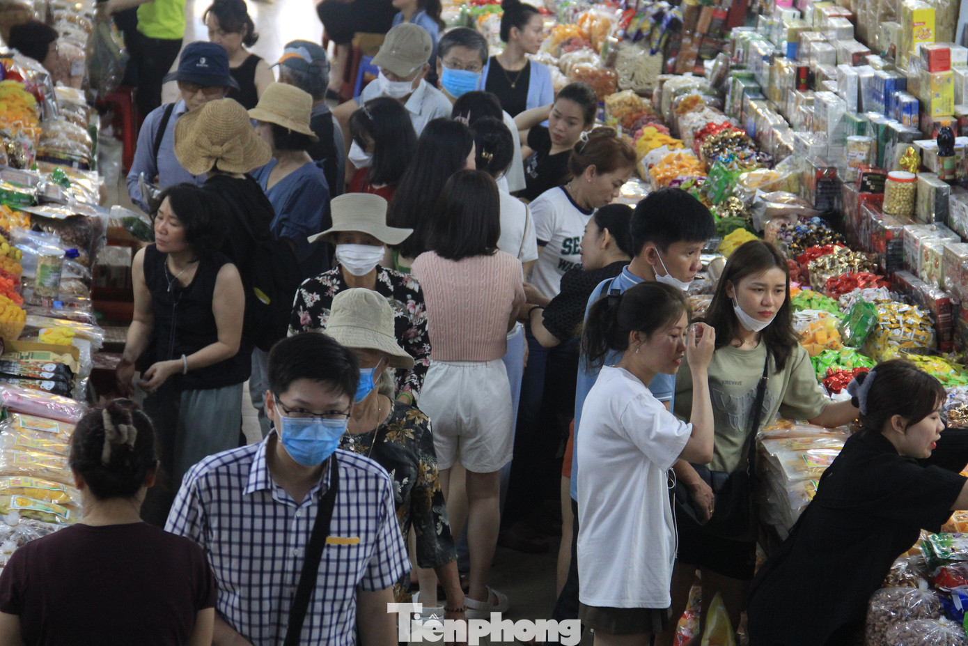 Lối đi dưới tầng 1 kín người.