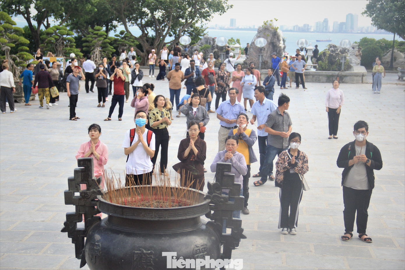 Sân chùa đông đúc người dân và du khách. Sân chùa đông đúc người dân và du khách.