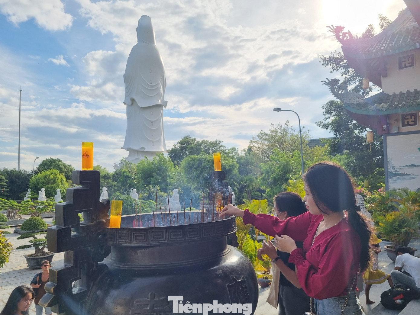 Tượng Quan Thế Âm cao 67 m, đường kính tòa sen 35 m, đứng ở đâu trong chùa cũng có thể nhìn thấy. Tượng Quan Thế Âm cao 67 m, đường kính tòa sen 35 m, đứng ở đâu trong chùa cũng có thể nhìn thấy.