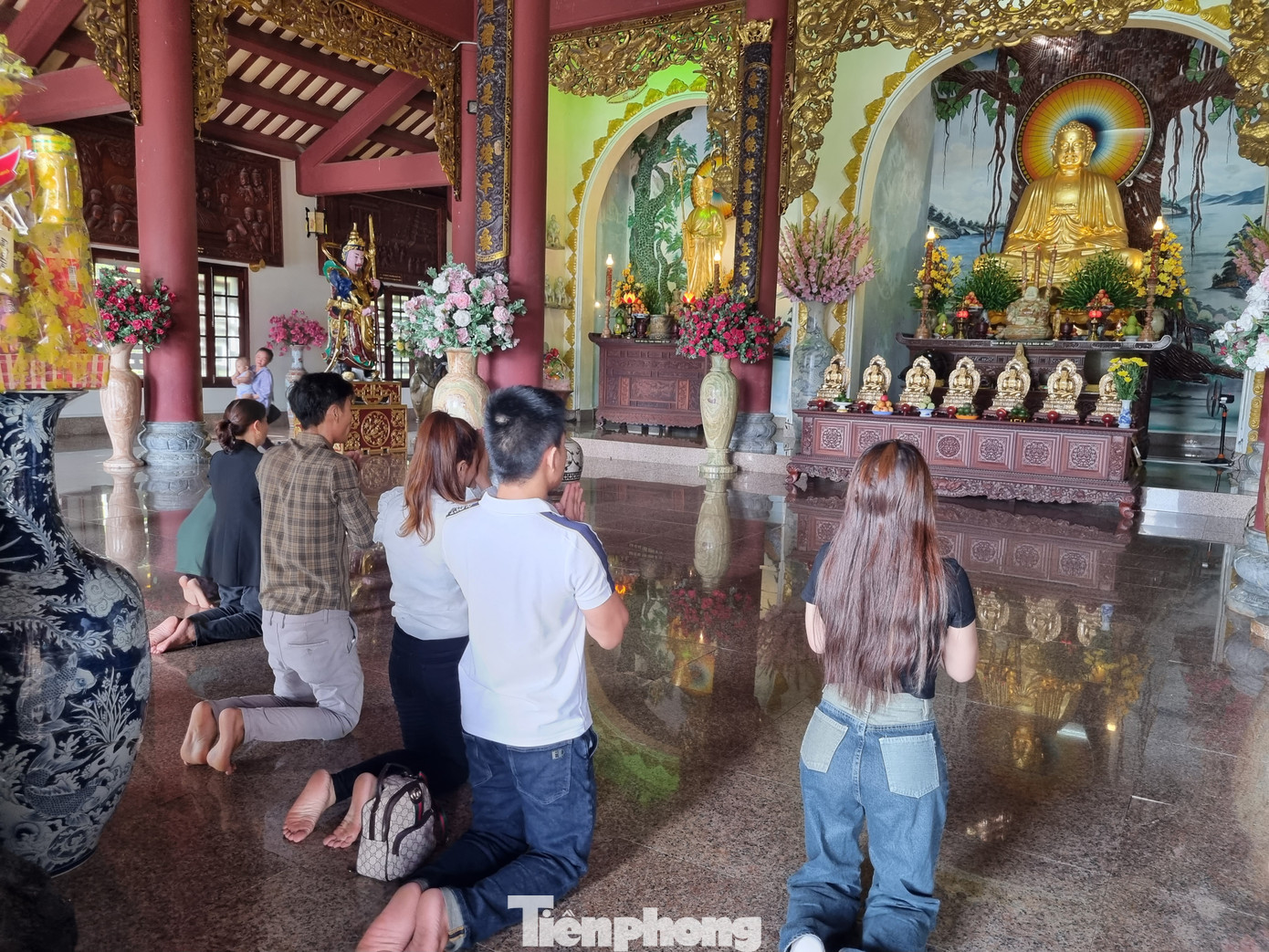 Khu vực chính điện là điểm đến đầu tiên của mọi người khi đến chùa. Họ đến cầu nguyện sự bình an, sức khỏe, hanh thông. “Tôi nguyện cho cả gia đình hai chữ bình an. Mọi thứ tiền bạc vật chất không mong cầu, bình an bên nhau là được”, anh Nguyễn Hữu Trung (trú quận Sơn Trà) chia sẻ. Khu vực chính điện là điểm đến đầu tiên của mọi người khi đến chùa. Họ đến cầu nguyện sự bình an, sức khỏe, hanh thông. “Tôi nguyện cho cả gia đình hai chữ bình an. Mọi thứ tiền bạc vật chất không mong cầu, bình an bên nhau là được”, anh Nguyễn Hữu Trung (trú quận Sơn Trà) chia sẻ.