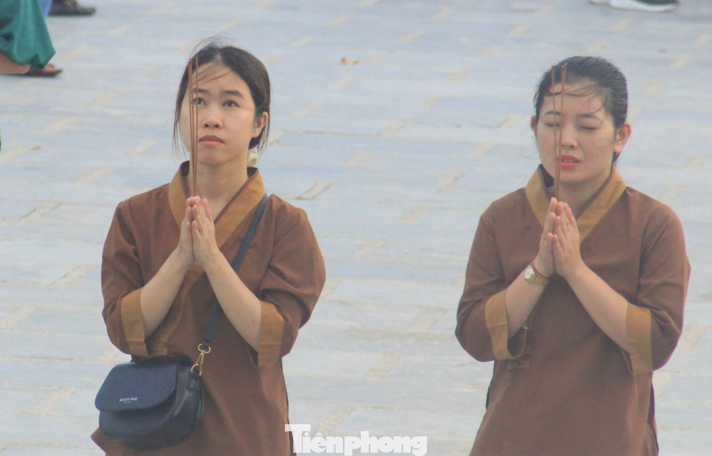 Thành tâm cầu nguyện. Thành tâm cầu nguyện.