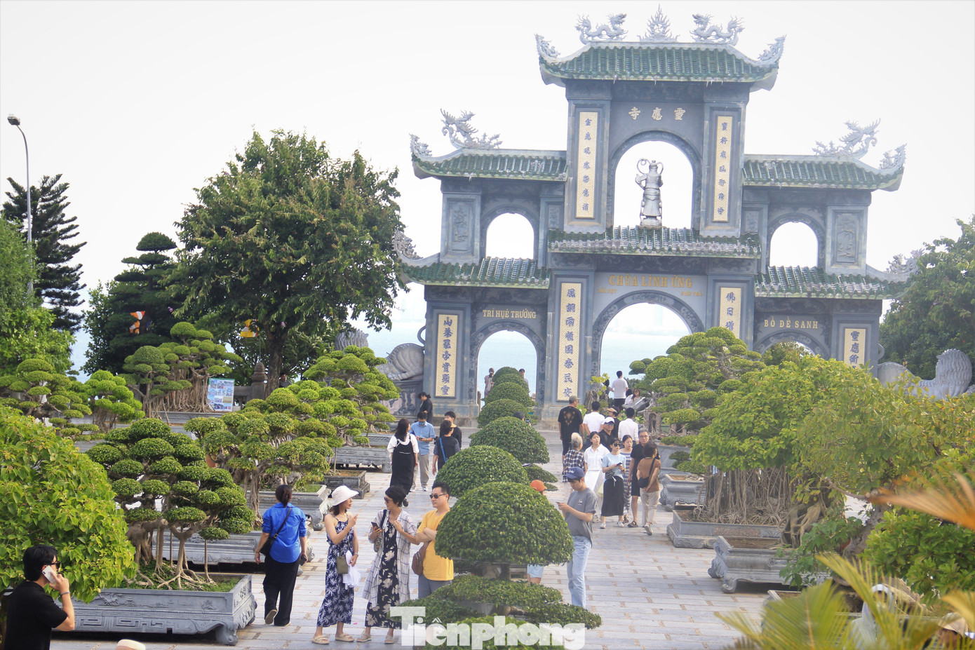 Chùa Linh Ứng được xây dựng trên khu đất rộng 12 ha ở bán đảo Sơn Trà. Ngôi chùa được xây dựng kết hợp hài hòa giữa kiến trúc thanh tân và truyền thống kiến tạo thẩm mỹ cổ truyền Á Đông. Chùa Linh Ứng được xây dựng trên khu đất rộng 12 ha ở bán đảo Sơn Trà. Ngôi chùa được xây dựng kết hợp hài hòa giữa kiến trúc thanh tân và truyền thống kiến tạo thẩm mỹ cổ truyền Á Đông.