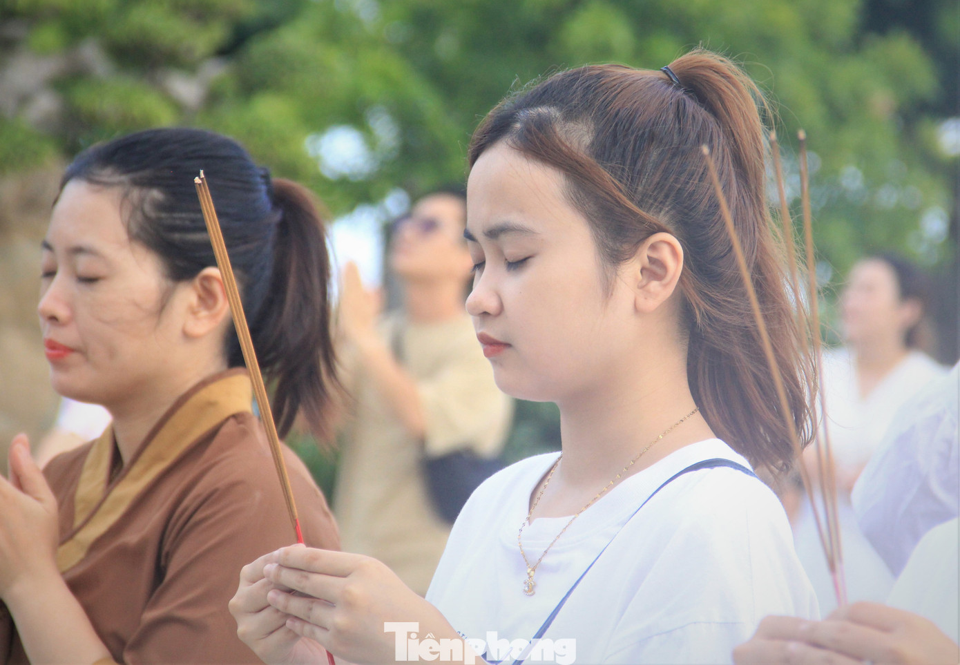 Đi chùa dịp rằm tháng 7 đã thành thói quen của rất nhiều người. Thanh Lựu (quê Thừa Thiên Huế) kể mọi năm ở quê, gia đình cô cúng rằm rất lớn. Từ lúc vào Đà Nẵng làm việc, không thu xếp về lễ rằm được, cô cùng bạn bè lên chùa. Đi chùa dịp rằm tháng 7 đã thành thói quen của rất nhiều người. Thanh Lựu (quê Thừa Thiên Huế) kể mọi năm ở quê, gia đình cô cúng rằm rất lớn. Từ lúc vào Đà Nẵng làm việc, không thu xếp về lễ rằm được, cô cùng bạn bè lên chùa.