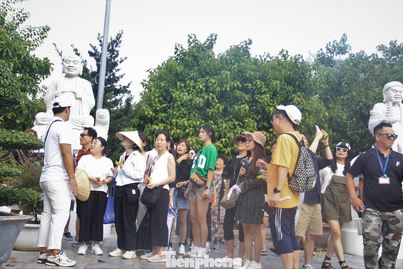 Một đoàn du khách nước ngoài nghe thuyết minh về chùa Linh Ứng. Một đoàn du khách nước ngoài nghe thuyết minh về chùa Linh Ứng.