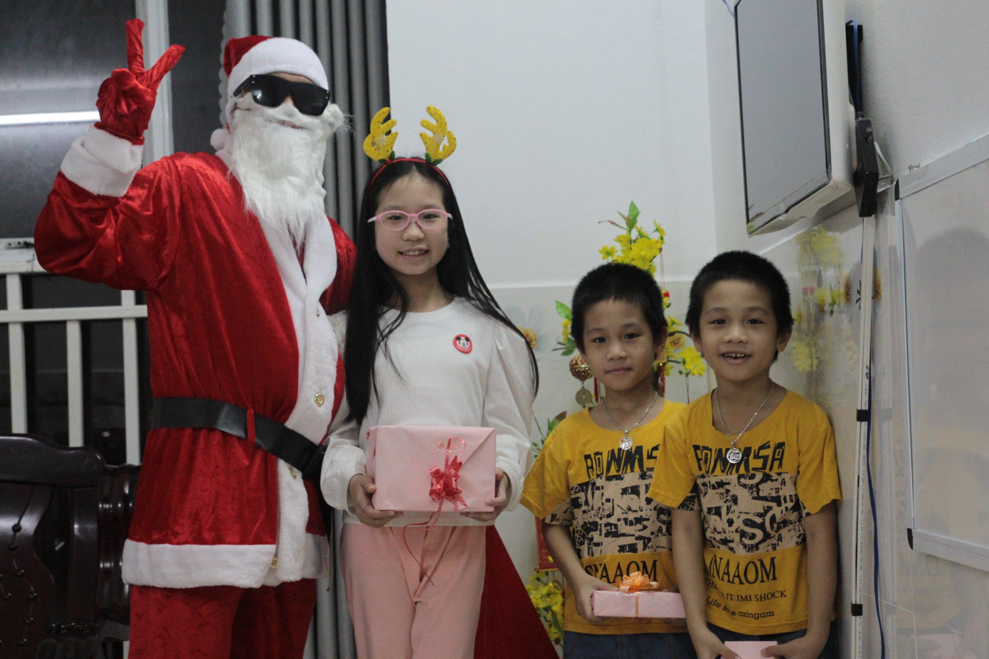 Các em nhỏ bất ngờ và vui mừng khi ông già Noel mang quà tới tận nhà.