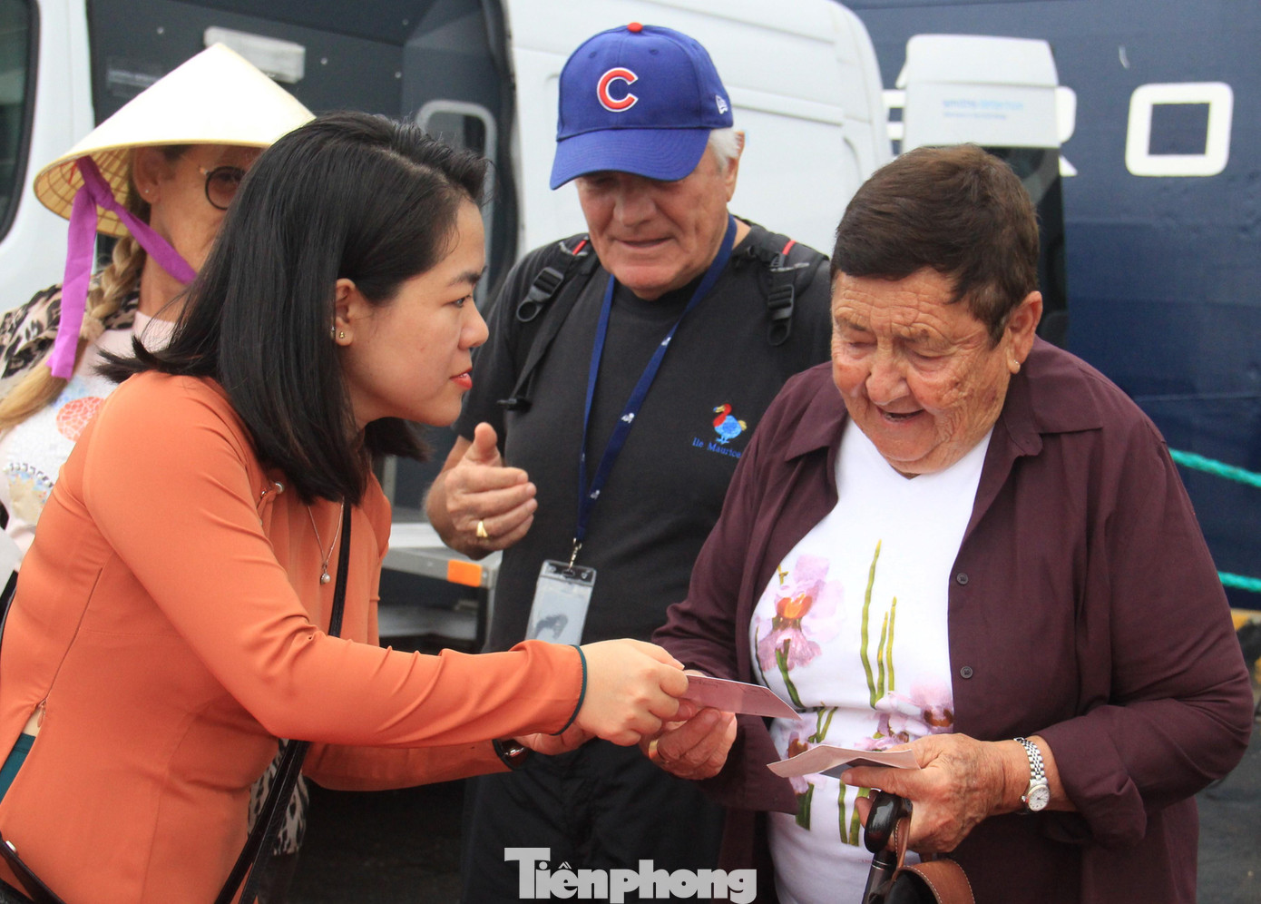 Chương trình khám phá bờ biển và các địa danh nổi tiếng của Việt Nam kéo dài từ 8-11 ngày là hành trình mới tại khu vực châu Á. Tàu khởi hành từ Indonesia, qua Singapore đến Việt Nam. Chương trình khám phá bờ biển và các địa danh nổi tiếng của Việt Nam kéo dài từ 8-11 ngày là hành trình mới tại khu vực châu Á. Tàu khởi hành từ Indonesia, qua Singapore đến Việt Nam.