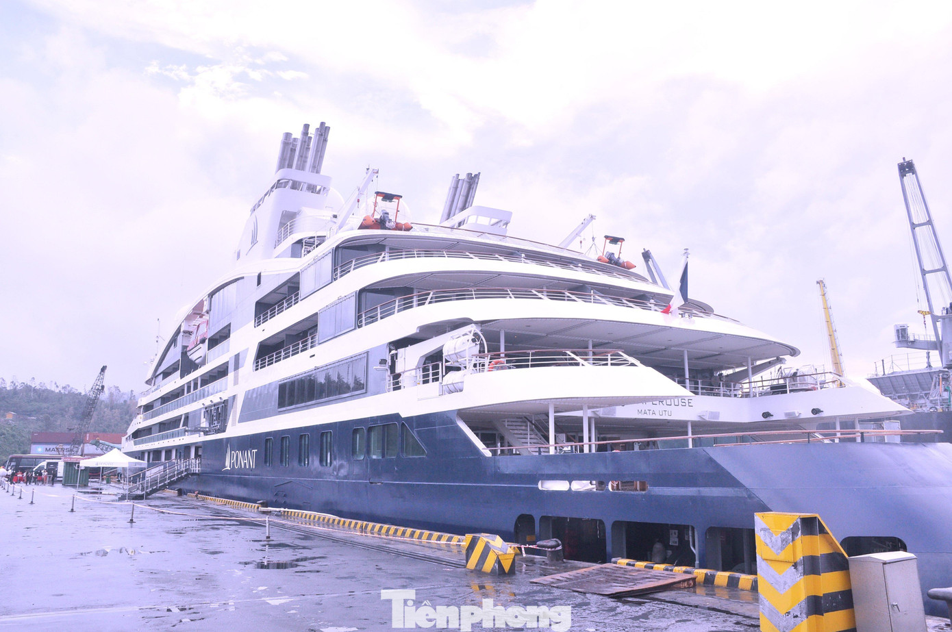 La Lapérouse là con tàu dẫn đầu của lớp tàu du lịch Ponant Explorers (gồm 6 thành viên) do hãng tàu Ponant điều hành. Tàu thân thiện với môi trường, được trang bị hiện đại với phòng chờ được thiết kế mở rộng ra bên ngoài và dịch vụ chuẩn 5 sao. La Lapérouse là con tàu dẫn đầu của lớp tàu du lịch Ponant Explorers (gồm 6 thành viên) do hãng tàu Ponant điều hành. Tàu thân thiện với môi trường, được trang bị hiện đại với phòng chờ được thiết kế mở rộng ra bên ngoài và dịch vụ chuẩn 5 sao.