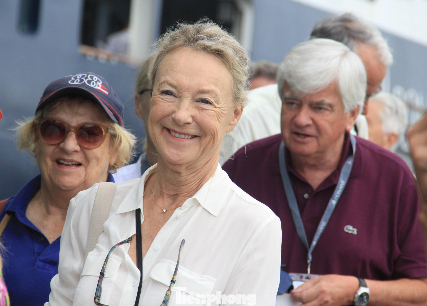 Du khách nước ngoài vui vẻ, thoải mái khi tàu cập cảng Tiên Sa và được tặng quà lưu niệm. Du khách nước ngoài vui vẻ, thoải mái khi tàu cập cảng Tiên Sa và được tặng quà lưu niệm.