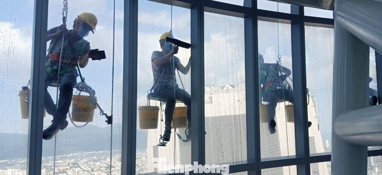 Làm công việc nguy hiểm, mức lương của các công nhân khoảng 600 đến 1 triệu/ngày.