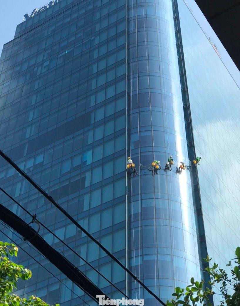 Những năm trở lại đây, các tòa nhà cao tầng tại Đà Nẵng mọc lên nhiều hơn, nhu cầu lau kính cũng tăng cao.
