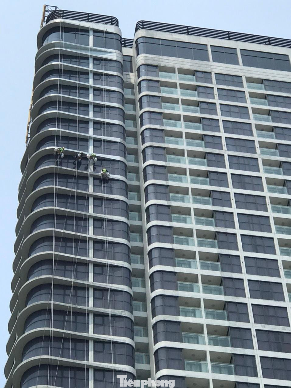 Công nhân làm việc bên ngoài những tòa nhà trên dưới 30 tầng.