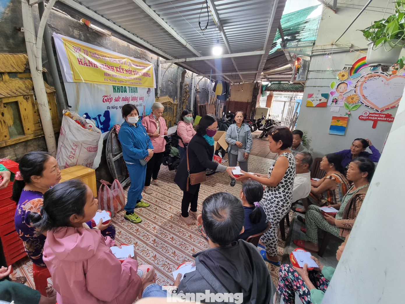 Những đoàn từ thiện bất ngờ liên tục tới xóm trọ trao quà và tiền mặt hỗ trợ các bệnh nhân.