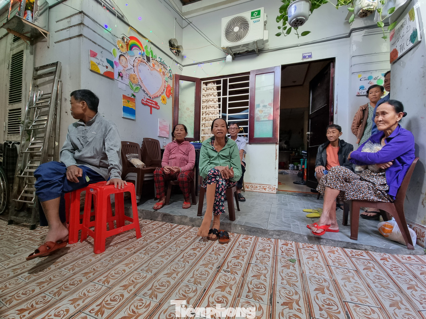 Xóm trọ chưa tới 20 người bệnh, những người ở nhà ăn trước, ai đi chạy thận chưa kịp về sẽ ăn sau. Năm nay bữa cơm tất niên thiếu 2 người. Là cô H.N (ở Quế Sơn) và chú Q.H (Nông Sơn, Quảng Nam). Hai người vừa mất hồi đầu năm.