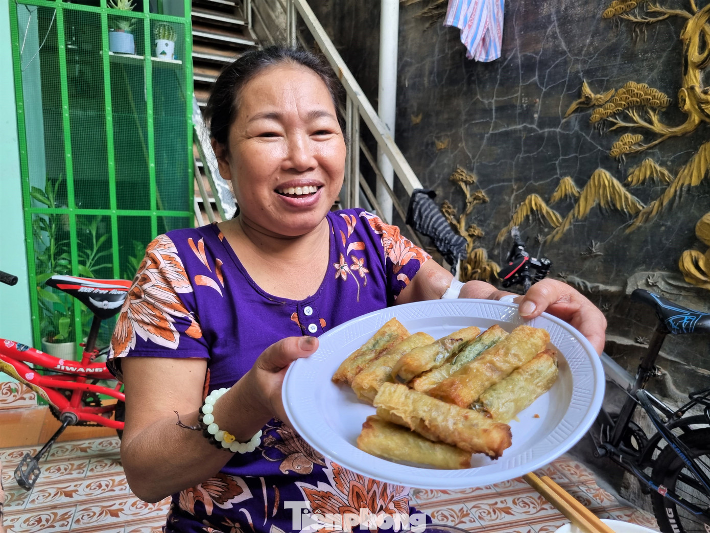 "Cả năm qua, chỉ có dịp này mọi người mới bày biện, làm những món cầu kỳ, còn thường ngày chỉ nấu một hai món ăn cho qua bữa", chị Nguyễn Thị Tám (huyện Hiệp Đức, tỉnh Quảng Nam nói.