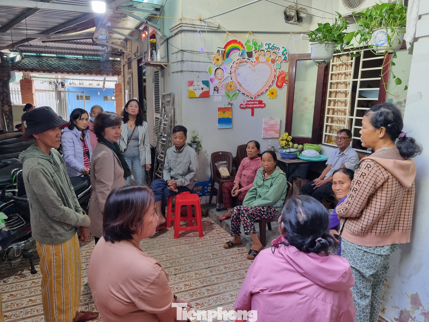 Không khí cả xóm chùng xuống, im lìm, chỉ nghe tiếng thở dài. “Căn bệnh này dai dẳng lắm, hành hạ rồi hạ gục người ta khi nào không hay. Giờ chỉ mong bữa cơm tất niên năm nào cũng còn đủ người trong xóm trọ, còn nhìn thấy mặt nhau. Không mong cầu gì hơn nữa”, chị Nguyễn Thị Tám thủ thỉ.